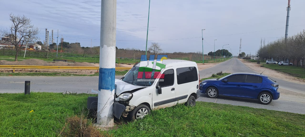 Accidente en Ensenada: una camioneta chocó en la rotonda del Vergara